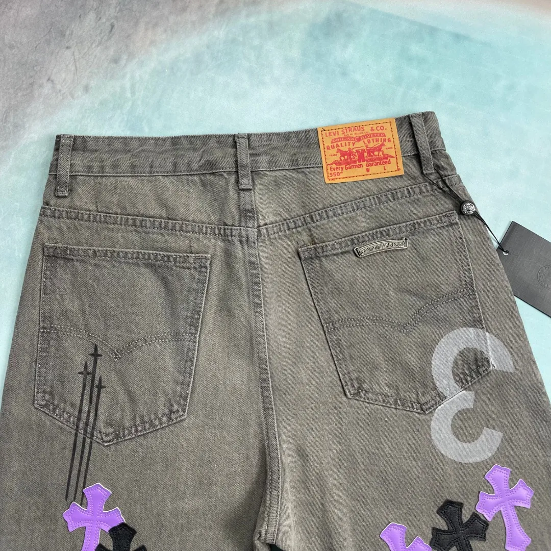 🅿️280 🔘Style number-KL136 🔘Chrome Hearts𝐂𝐡𝐫𝐨𝐦𝐞 𝐇𝐞𝐚𝐫𝐭 24SS official website limited gray and purple cow spray-painted graffiti patchwork leather jeans* Chrome Hearts Online limited edition pants Chrome Hearts Online limited edition black and purple jeans are coming! Black and purple cross leather, mysterious and noble. Limited graffiti spray painting, full of personality and non-contrasting. The straight, loose fit flatters your legs and is super comfortable. The trendy and cool style is popular, and it is available in limited quantities. Don’t be slow to order, so hurry up and place your order to embrace exclusive fashion.  Size: M L XL XXL (30.32.34.36) Color: Dark Gray